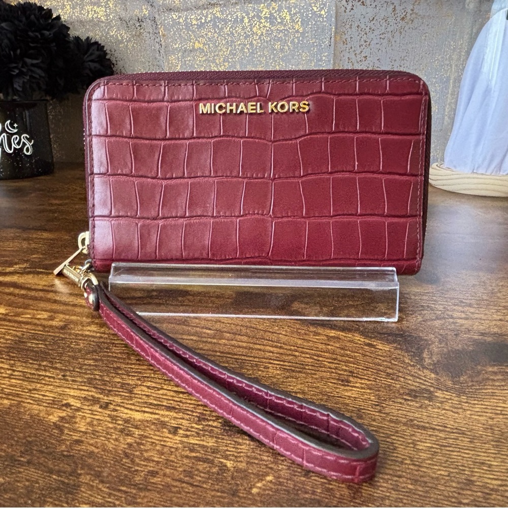 Michael Kors Jet Set smartphone wristlet burgundy crocodile-embossed design